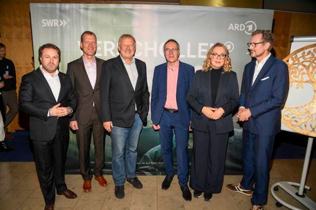 abb Verschollen Daniel Harrich, Prof Dr Dietrich Dar, Axel Milberg, Sascha Müller Kraenner, Bundesgeschäftzsführer DT Umwelthilfe, Prof Dr Claudia Kemfert and Eckart von Hirschhausen at the preview of the new investigative ARD feature film VERSCHOLLEN by writer director Daniel Harrich at the ARD Hauptstadtstudio on 10 11 2025 in Berlin Berlin Germany
