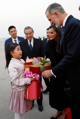 Spanish King Felipe VI and Queen Letizia at their arrival to the Beijing International Airport in Beijing, China on 11 November 2025 on the occasion of a royal official visit to China. Spanish King Felipe VI and Queen Letizia arrive to Beijing !ACHTUNG: NUR REDAKTIONELLE NUTZUNG!  Copyright: xChemaxMoyax GRAF1655 20251111-55018500233_1