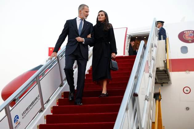 Spanish King Felipe VI and Queen Letizia at their arrival to the Beijing International Airport in Beijing, China on 11 November 2025 on the occasion of a royal official visit to China. Spanish King Felipe VI and Queen Letizia arrive to Beijing !ACHTUNG: NUR REDAKTIONELLE NUTZUNG!  Copyright: xChemaxMoyax GRAF1654 20251111-55018500238_1