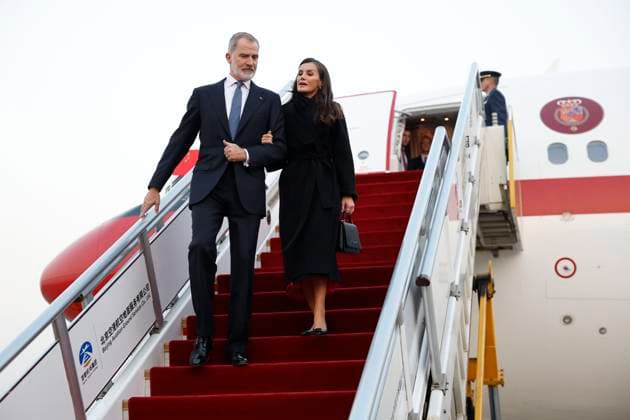 Spanish King Felipe VI and Queen Letizia at their arrival to the Beijing International Airport in Beijing, China on 11 November 2025 on the occasion of a royal official visit to China. Spanish King Felipe VI and Queen Letizia arrive to Beijing !ACHTUNG: NUR REDAKTIONELLE NUTZUNG!  Copyright: xChemaxMoyax GRAF1649 20251111-55018500246_1