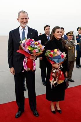 Spanish King Felipe VI and Queen Letizia at their arrival to the Beijing International Airport in Beijing, China on 11 November 2025 on the occasion of a royal official visit to China. Spanish King Felipe VI and Queen Letizia arrive to Beijing !ACHTUNG: NUR REDAKTIONELLE NUTZUNG!  Copyright: xChemaxMoyax GRAF1641 20251111-55018500248_1