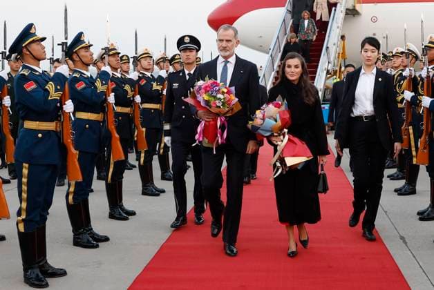 Spanish King Felipe VI and Queen Letizia at their arrival to the Beijing International Airport in Beijing, China on 11 November 2025 on the occasion of a royal official visit to China. Spanish King Felipe VI and Queen Letizia arrive to Beijing !ACHTUNG: NUR REDAKTIONELLE NUTZUNG!  Copyright: xChemaxMoyax GRAF1642 20251111-55018500254_1