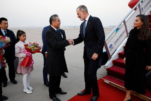 Spanish King Felipe VI and Queen Letizia at their arrival to the Beijing International Airport in Beijing, China on 11 November 2025 on the occasion of a royal official visit to China. Spanish King Felipe VI and Queen Letizia arrive to Beijing !ACHTUNG: NUR REDAKTIONELLE NUTZUNG!  Copyright: xChemaxMoyax GRAF1646 20251111-55018500276_1