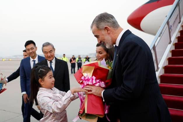 Spanish King Felipe VI and Queen Letizia at their arrival to the Beijing International Airport in Beijing, China on 11 November 2025 on the occasion of a royal official visit to China. Spanish King Felipe VI and Queen Letizia arrive to Beijing !ACHTUNG: NUR REDAKTIONELLE NUTZUNG!  Copyright: xChemaxMoyax GRAF1638 20251111-55018500283_1