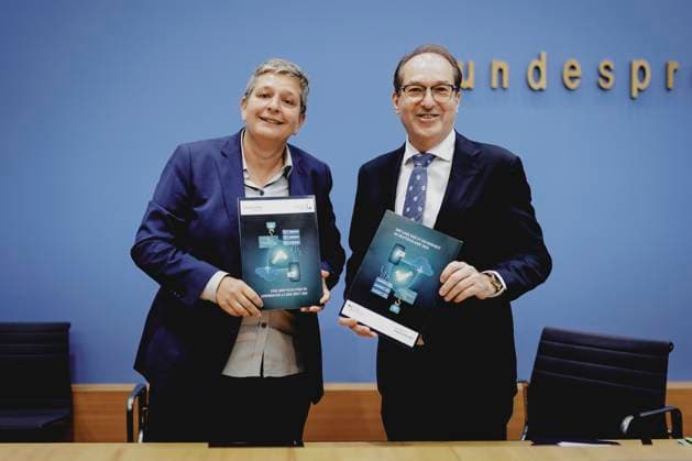 (R-L) Alexander Dobrindt (CSU), Bundesminister des Innern, und Claudia Plattner, Presidentin des Bundesamtes fuer Sicherheit in der Informationstechnik (BSI), aufgenommen im Rahmen der Bundespressekonferenz zur Vorstellung des BSI-Lageberichts 2025 in Berlin, 11.11.2025. Berlin Deutschland *** R L Alexander Dobrindt CSU , Federal Minister of the Interior, and Claudia Plattner, President of the Federal Office for Information Security BSI , recorded at the Federal Press Conference for the presentation of the BSI Situation Report 2025 in Berlin, 11 11 2025 Berlin Germany Copyright: xFlorianxGaertnerx