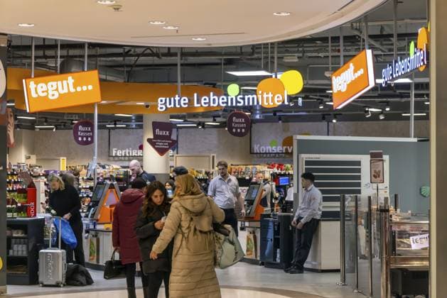 Tegut Supermarkt mit Ladeneinrichtung und Logo. Königsbau Passagen in Stuttgart, Baden-Württemberg, Deutschland Tegut supermarket with shop equipment and logo. Königsbau Passagen in Stuttgart, Baden-Württemberg, Germany Copyright: imageBROKER ArnulfxHettrich iblhet15662082.jpg