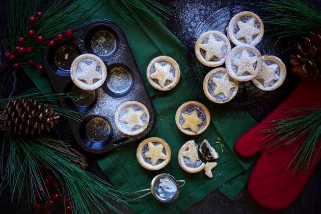 Fruit mince pies in festive holiday background setting. Fruit mince pies in festive holiday background setting. Copyright: xMilleflorexImagesx MIL271025-4 (2)