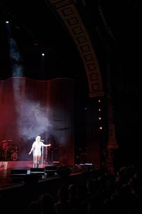 AMSTERDAM Bente Fokkens during a concert at the Royal Theater CarrÃ . The 24-year-old singer performed her show Droom opwaarts (Dream Upward). ANP RAMON VAN FLYMEN netherlands out - belgium out  Copyright: xx x541881957x originalFilename: 541881957.jpg