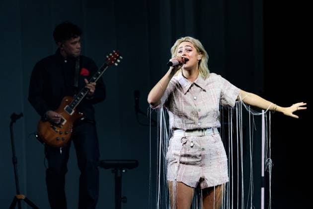 AMSTERDAM Bente Fokkens during a concert at the Royal Theater CarrÃ . The 24-year-old singer performed her show Droom opwaarts (Dream Upward). ANP RAMON VAN FLYMEN netherlands out - belgium out  Copyright: xx x541881994x originalFilename: 541881994.jpg
