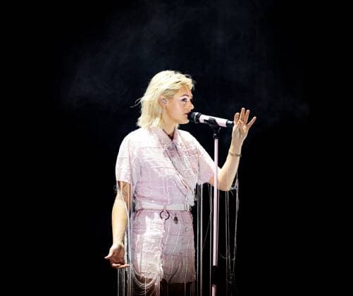 AMSTERDAM Bente Fokkens during a concert at the Royal Theater CarrÃ . The 24-year-old singer performed her show Droom opwaarts (Dream Upward). ANP RAMON VAN FLYMEN netherlands out - belgium out  Copyright: xx x541882005x originalFilename: 541882005.jpg