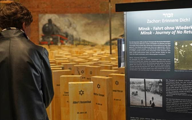 Eine Ausstellung in der evangelischen Kirche Unser Lieben Frauen (ULF) in Bremen erinnert vom 2. bis 21. November 2025 an die 570 jüdischen Männer, Frauen und Kinder, die im November 1941 von den Nationalsozialisten aus Bremen und dem ehemaligen Bezirk Stade ins jüdische Ghetto von Minsk (Weißrussland Belarus) deportiert wurden. Fast alle wurden dort ermordet. Im Mittelschiff der Kirche stehen 560 Stelen mit Namen und Altersangaben der Getöteten. Am Rand des Stelenfeldes wurden eine Bahnhofsszene aus dem Minsker Ghetto nachgestellt und ein Schreibtisch mit Namenslisten der Deportierten platziert. Geschaffen wurde die Ausstellung von der Bremer Künstlerin Dagmar Calais und dem Kunsthistoriker Chris Steinbrecher. Sie haben bereits äh