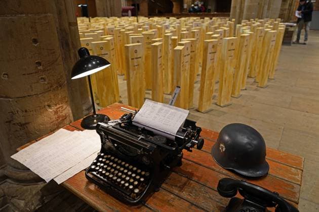 Eine Ausstellung in der evangelischen Kirche Unser Lieben Frauen (ULF) in Bremen erinnert vom 2. bis 21. November 2025 an die 570 jüdischen Männer, Frauen und Kinder, die im November 1941 von den Nationalsozialisten aus Bremen und dem ehemaligen Bezirk Stade ins jüdische Ghetto von Minsk (Weißrussland Belarus) deportiert wurden. Fast alle wurden dort ermordet. Im Mittelschiff der Kirche stehen 560 Stelen mit Namen und Altersangaben der Getöteten. Am Rand des Stelenfeldes wurden eine Bahnhofsszene aus dem Minsker Ghetto nachgestellt und ein Schreibtisch mit Namenslisten der Deportierten platziert. Geschaffen wurde die Ausstellung von der Bremer Künstlerin Dagmar Calais und dem Kunsthistoriker Chris Steinbrecher. Sie haben bereits äh