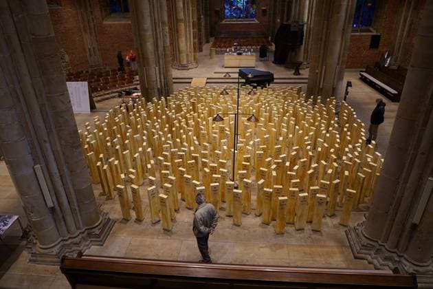 Eine Ausstellung in der evangelischen Kirche Unser Lieben Frauen (ULF) in Bremen erinnert vom 2. bis 21. November 2025 an die 570 jüdischen Männer, Frauen und Kinder, die im November 1941 von den Nationalsozialisten aus Bremen und dem ehemaligen Bezirk Stade ins jüdische Ghetto von Minsk (Weißrussland Belarus) deportiert wurden. Fast alle wurden dort ermordet. Im Mittelschiff der Kirche stehen 560 Stelen mit Namen und Altersangaben der Getöteten. Am Rand des Stelenfeldes wurden eine Bahnhofsszene aus dem Minsker Ghetto nachgestellt und ein Schreibtisch mit Namenslisten der Deportierten platziert. Geschaffen wurde die Ausstellung von der Bremer Künstlerin Dagmar Calais und dem Kunsthistoriker Chris Steinbrecher. Sie haben bereits äh