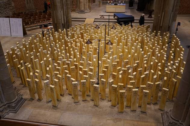 Eine Ausstellung in der evangelischen Kirche Unser Lieben Frauen (ULF) in Bremen erinnert vom 2. bis 21. November 2025 an die 570 jüdischen Männer, Frauen und Kinder, die im November 1941 von den Nationalsozialisten aus Bremen und dem ehemaligen Bezirk Stade ins jüdische Ghetto von Minsk (Weißrussland Belarus) deportiert wurden. Fast alle wurden dort ermordet. Im Mittelschiff der Kirche stehen 560 Stelen mit Namen und Altersangaben der Getöteten. Am Rand des Stelenfeldes wurden eine Bahnhofsszene aus dem Minsker Ghetto nachgestellt und ein Schreibtisch mit Namenslisten der Deportierten platziert. Geschaffen wurde die Ausstellung von der Bremer Künstlerin Dagmar Calais und dem Kunsthistoriker Chris Steinbrecher. Sie haben bereits äh