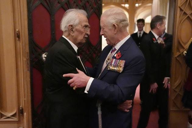 Royal reception for veterans at Windsor Castle King Charles III and Yavar Abbas at a reception for veterans who served in the Pacific during the Second World War, part of the commemorations marking the 80th anniversary of VJ Day, at Windsor Castle, Berkshire. Picture date: Tuesday November 11, 2025., Credit:Andrew Matthews Avalon UK, Windsor  Copyright: xAndrewxMatthewsx xAvalonx 1051874321