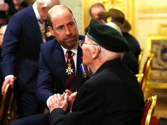 Royal reception for veterans at Windsor Castle The Prince of Wales and veteran George Durrant at a reception for veterans who served in the Pacific during the Second World War, part of the commemorations marking the 80th anniversary of VJ Day, at Windsor Castle, Berkshire. Picture date: Tuesday November 11, 2025., Credit:Jonathan Brady Avalon UK, Windsor  Copyright: xJonathanxBradyx xAvalonx 1051874626