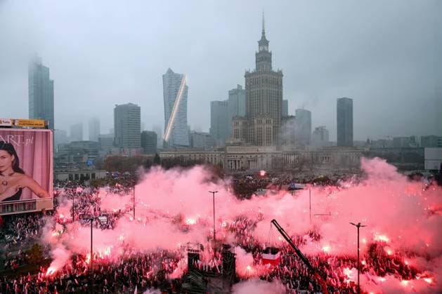 WARSZAWA 11.11.2025 MARSZ NIEPODLEGLOSCI 2025 - SWIETO DZIEN NIEPODLEGLOSCI 11 LISTOPADA W WARSZAWIE 11 11 2025 WARSAW - INDEPENDENCE DAY - INDEPENDENCE MARCH ON NOVEMBER 11 N Z. UCZESTNICY MARSZU FLAGI RACE PALAC KULTURY I NAUKI FOT. ALEKSANDER MAJDANSKI NEWSPIX.PL NEWSPIX.PL --- newspix.pl 