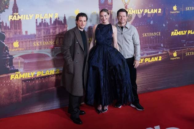 Entertainment Bilder des Tages November 11, 2025, London, England, United Kingdom: (L-R) KIT HARINGTON, MICHELLE MONAGHAN and MARK WAHLBERG attend the World Premiere of The Family Plan 2 at Curzon Mayfair in London. London United Kingdom - ZUMAs371 20251111_zip_s371_073 Copyright: xWiktorxSzymanowiczx