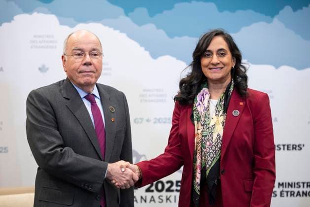 November 11, 2025, Niagara-On-The-Lake, On, Canada: Foreign Affairs Minister Anita Anand greets Minister of Foreign Affairs of Brazil Mauro Vieira ahead of a bilateral meeting during the G7 Foreign Ministers Meeting in Niagara-on-the-Lake, Ont., on Tuesday, November 11, 2025. Niagara-On-The-Lake Canada  - ZUMAc35_ 20251111_zaf_c35_255 Copyright: xNickxIwanyshynx