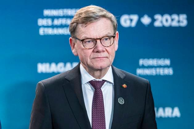 News Bilder des Tages November 11, 2025, Niagara-On-The-Lake, On, Canada: German Foreign Minister Johann Wadephul looks into the crowd ahead of the family photo during the G7 Foreign Ministers Meeting in Niagara-on-the-Lake, Ont., on Tuesday, November 11, 2025. Niagara-On-The-Lake Canada  - ZUMAc35_ 20251111_zaf_c35_265 Copyright: xNickxIwanyshynx