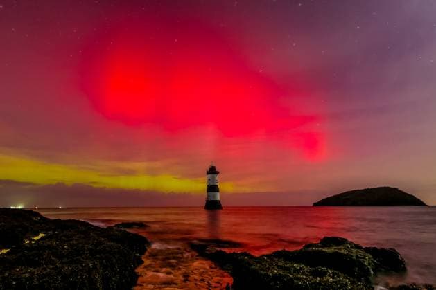 Northern Lights shine over Penmon Lighthouse Northern Lights also know as the Aurora Borealis shine and dance over Penmon Lighthouse, Penmon, on Anglesey, United Kingdom, 12th November 2025 (Photo by Mark Cosgrove News Images) Penmon Penmon Lighthouse Anglesey United Kingdom Copyright: xMarkxCosgrove NewsxImagesx