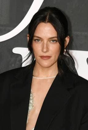 LOS ANGELES, CA- NOVEMBER 11: Riley Keough at the Los Angeles premiere of Netflix s Jay Kelly at The Egyptian Theatre Hollywood on November 11, 2025 in Los Angeles, California. Copyright: xJeffreyxMayerx