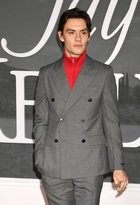 LOS ANGELES, CA- NOVEMBER 11: Louis Partridge at the Los Angeles premiere of Netflix s Jay Kelly at The Egyptian Theatre Hollywood on November 11, 2025 in Los Angeles, California. Copyright: xJeffreyxMayerx