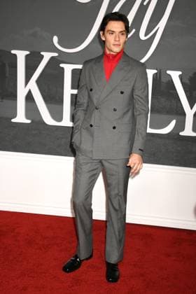 LOS ANGELES, CA- NOVEMBER 11: Louis Partridge at the Los Angeles premiere of Netflix s Jay Kelly at The Egyptian Theatre Hollywood on November 11, 2025 in Los Angeles, California. Copyright: xJeffreyxMayerx