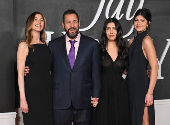 Entertainment Bilder des Tages ˜Jay Kelly™ LA Premiere Jackie Sandler, Adam Sandler, Sunny Sandler and Sadie Sandler arriving to the Los Angeles premiere of Jay Kelly? at the Egyptian Theatre on November 11, 2025 in Hollywood, Ca. Hollywood Egyptian Theatre California USA Copyright: xLisaxOConnor xAFF-USA.COMx