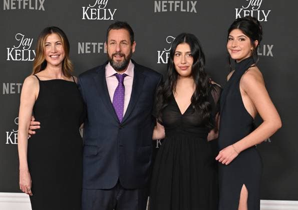 ˜Jay Kelly™ LA Premiere Jackie Sandler, Adam Sandler, Sunny Sandler and Sadie Sandler arriving to the Los Angeles premiere of Jay Kelly at the Egyptian Theatre on November 11, 2025 in Hollywood, Ca. Hollywood Egyptian Theatre California USA Copyright: xLisaxOConnor xAFF-USA.COMx