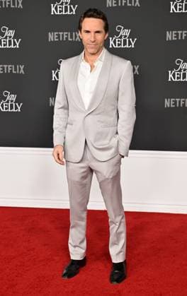 ˜Jay Kelly™ LA Premiere Alessandro Nivola arriving to the Los Angeles premiere of Jay Kelly at the Egyptian Theatre on November 11, 2025 in Hollywood, Ca. Hollywood Egyptian Theatre California USA Copyright: xLisaxOConnor xAFF-USA.COMx