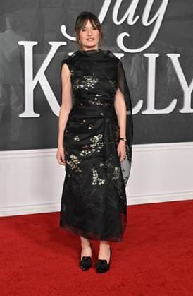 ˜Jay Kelly™ LA Premiere Emily Mortimer arriving to the Los Angeles premiere of Jay Kelly at the Egyptian Theatre on November 11, 2025 in Hollywood, Ca. Hollywood Egyptian Theatre California USA Copyright: xLisaxOConnor xAFF-USA.COMx