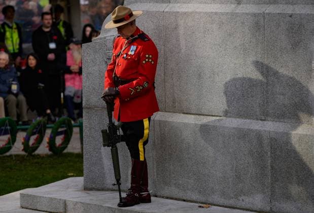 (251111) -- VANCOUVER, Nov. 11, 2025 -- A vigil guard stands at the Victory Square Cenotaph during a Remembrance Day ceremony in Vancouver, British Columbia, Canada, Nov. 11, 2025. (Photo by Liang Sen Xinhua) CANADA-VANCOUVER-REMEMBRANCE DAY LinxWei 