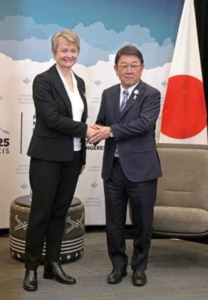Japan-Britain talks in Canada Japanese Foreign Minister Toshimitsu Motegi (R) shakes hands with his British counterpart Yvette Cooper at the outset of their talks in Niagara-on-the-Lake in Canada on Nov. 11, 2025. The two are visiting Canada to attend a two-day meeting of Group of Seven foreign ministers through Nov. 12.  A14AA0005028350P