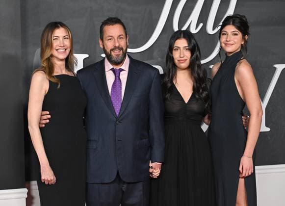 ˜Jay Kelly™ LA Premiere Jackie Sandler, Adam Sandler, Sadie Sandler and Sunny Sandler arriving to the Los Angeles premiere of Jay Kelly at the Egyptian Theatre on November 11, 2025 in Hollywood, Ca. LISA OConnor AFF-USA.COM Hollywood Egyptian Theatre California USA Copyright: xLISAxOConnor xAFF-USA.COMx