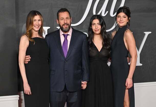 ˜Jay Kelly™ LA Premiere Jackie Sandler, Adam Sandler, Sadie Sandler and Sunny Sandler arriving to the Los Angeles premiere of Jay Kelly at the Egyptian Theatre on November 11, 2025 in Hollywood, Ca. LISA OConnor AFF-USA.COM Hollywood Egyptian Theatre California USA Copyright: xLISAxOConnor xAFF-USA.COMx