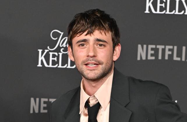 ˜Jay Kelly™ LA Premiere Charlie Rowe arriving to the Los Angeles premiere of Jay Kelly at the Egyptian Theatre on November 11, 2025 in Hollywood, Ca. LISA OConnor AFF-USA.COM Hollywood Egyptian Theatre California USA Copyright: xLISAxOConnor xAFF-USA.COMx