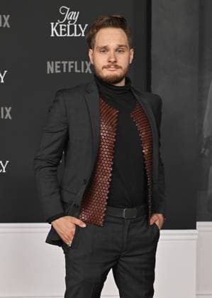 ˜Jay Kelly™ LA Premiere Freddy Schramm arriving to the Los Angeles premiere of Jay Kelly at the Egyptian Theatre on November 11, 2025 in Hollywood, Ca. LISA OConnor AFF-USA.COM Hollywood Egyptian Theatre California USA Copyright: xLISAxOConnor xAFF-USA.COMx