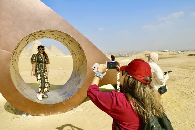 Contemporary Art Exhibition in Giza Pyramids GIZA, EGYPT - NOVEMBER 11: A view from the Forever Is Now contemporary art exhibition held near the Pyramids of Giza in Egypt on November 11, 2025. Featuring artists from different countries, the exhibition will continue to welcome visitors until December 6. Fareed Kotb Anadolu Giza Egypt. Editorial use only. Please get in touch for any other usage.  Copyright: x2025xAnadoluxFareedxKotbx