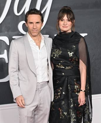 ˜Jay Kelly™ LA Premiere Alessandro Nivola and Emily Mortimer arriving to the Los Angeles premiere of Jay Kelly at the Egyptian Theatre on November 11, 2025 in Hollywood, Ca. LISA OConnor AFF-USA.COM Hollywood Egyptian Theatre California USA Copyright: xLISAxOConnor xAFF-USA.COMx