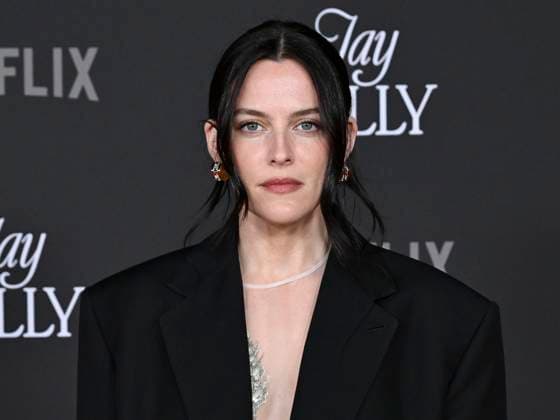 November 11, 2025, Hollywoood, California, USA: Emmy-nominated actress and producer RILEY KEOUGH attends Los Angeles red carpet premiere of Jay Kelly Hollywoood USA - ZUMAb173 20251111_aap_b173_003 Copyright: xBillyxBennightx