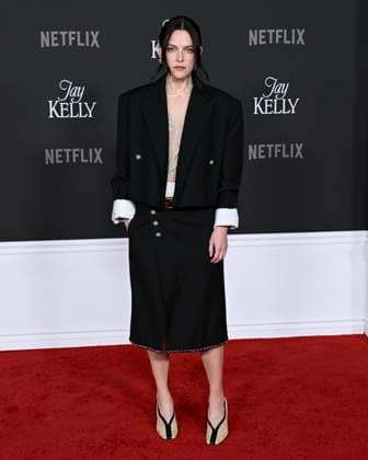 November 11, 2025, Hollywoood, California, USA: Emmy-nominated actress and producer RILEY KEOUGH attends Los Angeles red carpet premiere of Jay Kelly Hollywoood USA - ZUMAb173 20251111_aap_b173_007 Copyright: xBillyxBennightx