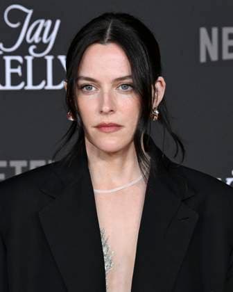 November 11, 2025, Hollywoood, California, USA: Emmy-nominated actress and producer RILEY KEOUGH attends Los Angeles red carpet premiere of Jay Kelly Hollywoood USA - ZUMAb173 20251111_aap_b173_013 Copyright: xBillyxBennightx