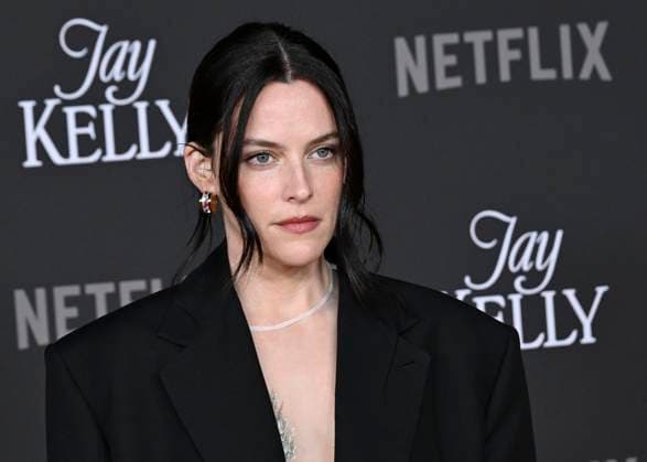 November 11, 2025, Hollywoood, California, USA: Emmy-nominated actress and producer RILEY KEOUGH attends Los Angeles red carpet premiere of Jay Kelly Hollywoood USA - ZUMAb173 20251111_aap_b173_014 Copyright: xBillyxBennightx