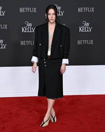 November 11, 2025, Hollywoood, California, USA: Emmy-nominated actress and producer RILEY KEOUGH attends Los Angeles red carpet premiere of Jay Kelly Hollywoood USA - ZUMAb173 20251111_aap_b173_024 Copyright: xBillyxBennightx