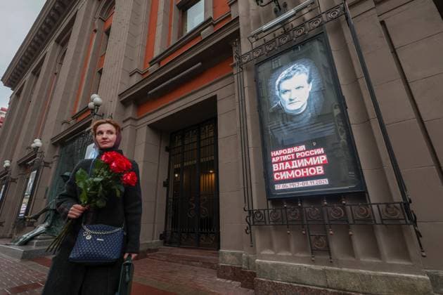 12.11.2025. Russia. Moscow. Portrait of People s Artist of Russia Vladimir Simonov on the pediment of the Evgeny Vakhtangov Theater, where a farewell ceremony will be held. Alexey Belkin NEWS.ru BelkinxAlexey
