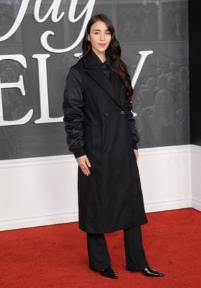 Jay Kelly LA Premiere - Los Angeles, USA LOS ANGELES, USA. November 11, 2025: Caylee Cowan at the LA premiere for Netflix s Jay Kelly at the Egyptian Theatre. Los Angeles CA USA  Copyright: xPaulxSmith Featureflashx