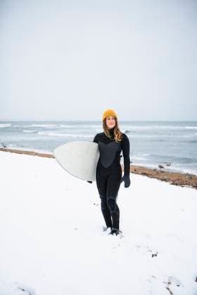 Solo woman with surfboard on snowy beach in winter South Kingstown, Rhode Island, United States CR_CABR251110A-1846649-01 ,model released, Symbolfoto