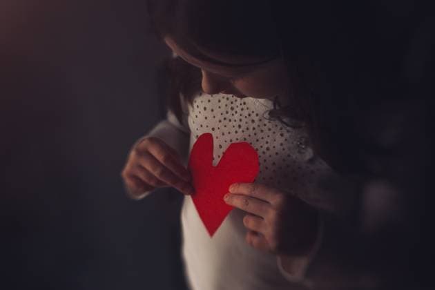 Young Girl Holding Red Heart in Soft Light Tulsa, Oklahoma, United States CR_KRRY251110-1877528-01 ,model released, Symbolfoto