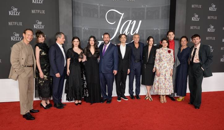 Entertainment Bilder des Tages Jay Kelly LA Premiere - Los Angeles, USA LOS ANGELES, USA. November 11, 2025: Patrick Wilson, Emily Mortimer, David Heyman, Eve Hewson, Sadie Sandler, Adam Sandler, Noah Baumbach, George Clooney, Riley Keough, Grace Edwards, Louis Partridge, Nina Gold & Charle Rowe at the LA premiere for Netflix s Jay Kelly at the Egyptian Theatre. Los Angeles CA USA Copyright: xPaulxSmith Featureflashx